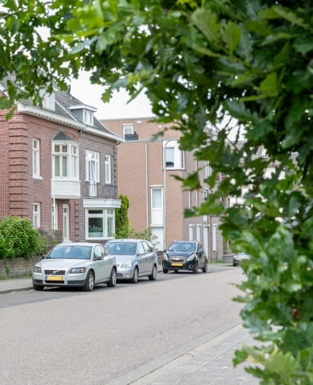 Boost - Een woonwijk in Kerkrade waar we een een paar auto's zien ene huis en stuk groen